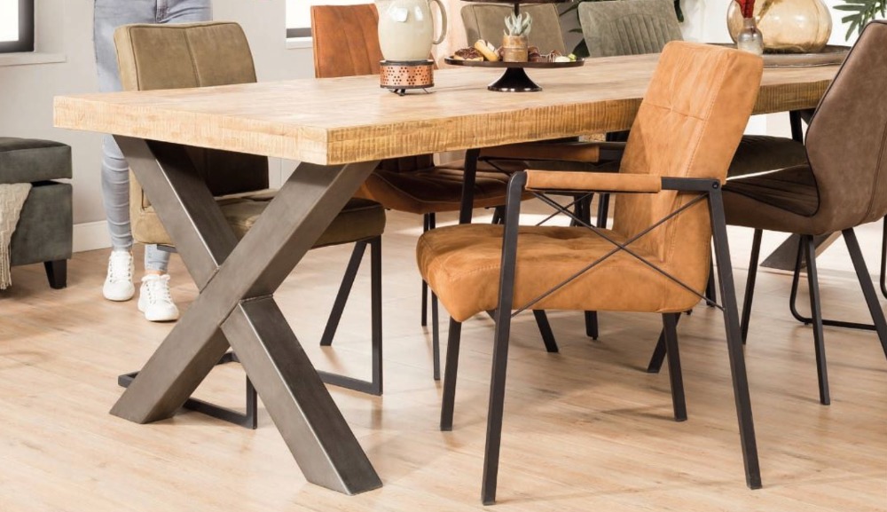 Blijven tafel Brouwerij Zo combineer je verschillende stoelen aan de eetkamertafel -  Deinterieurcollectie